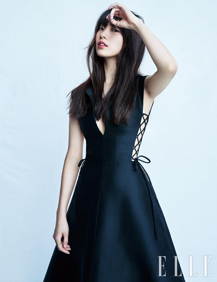 스트랩 장식의 블랙 드레스와 양손에 낀 반지는 모두 Dior.