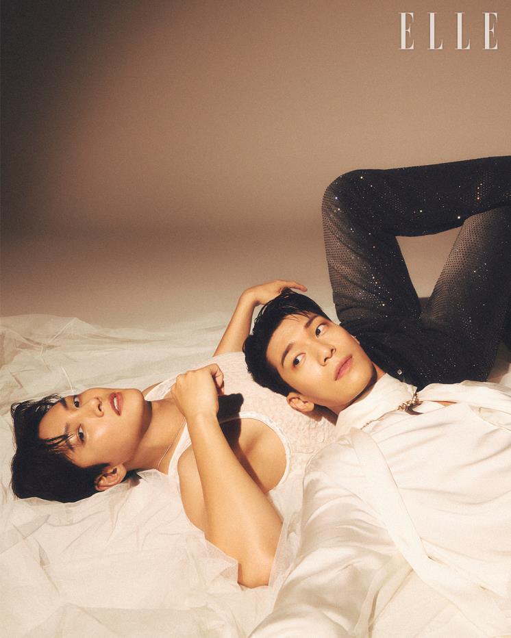  지창욱이 입은 슬리브리스는 Williamkpark. 팬츠는 H&M Studio. 네크리스는 Tom Wood. 위하준이 입은 블라우스는 Bonbom. 네크리스는 Josilver. 