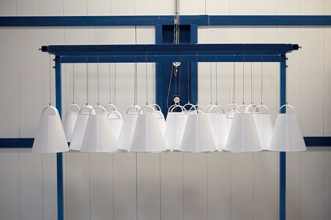 페인트 칠을 마치고 건조되고 있는 마드 오드가드(Mads Odgard)의 ‘어버브(Above)’ 램프 전등갓.