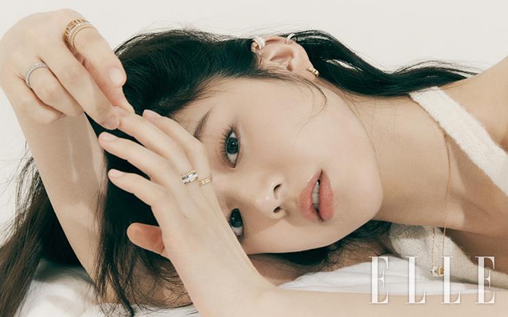 (왼쪽부터) 오른손 검지의 콰트로 레디언트 에디션 다이아몬드 오픈워크 링, 약지의 콰트로 레디언트 화이트골드 웨딩 밴드, 왼손 검지의 더블 고드롱 웨딩 밴드, 중지의 콰트로 화이트 스몰 링, 콰트로 화이트 에디션 스몰 싱글 클립 이어링, 콰트로 레디언트 싱글 클립 이어링, 콰트로 클루 드 파리 싱글 클립 이어링, 콰트로 화이트 미니 링 원 다이아몬드 펜던트 네크리스, 모두 Boucheron. 톱은 OEF. 