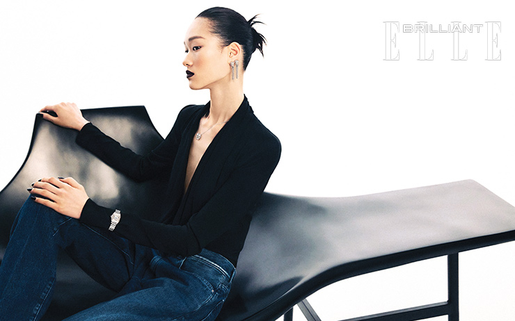 18K 화이트 골드에 각 피스별로 총 1.48캐럿의 브릴리언트 컷 다이아몬드와 에메랄드, 오닉스를 세팅한 ‘팬더 드 까르띠에’ 이어링, 18K 화이트 골드에 오닉스, 에메랄드, 총 1.14캐럿의 브릴리언트 컷 다이아몬드를 세팅한 ‘팬더 드 까르띠에’ 네크리스, 베젤에 총 0.26캐럿의 브릴리언트 컷 다이아몬드를 세팅한 스틸 브레이슬릿 ‘팬더 드 까르띠에’ 워치는 모두 가격 미정 Cartier. 보디수트와 데님 팬츠는 모두 Versace. 