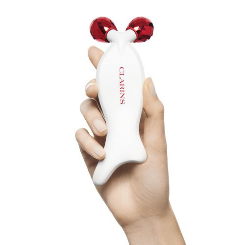 클라랑스 리스컬프팅 플래시 롤러 – 롤러와 괄사가 하나로 합쳐진 2 in 1 제품. 림프절 마사지와 함께 눈가, 광대, 턱, 데콜테 라인까지 한번에 케어 가능하다. 55달러(한국 비매품)