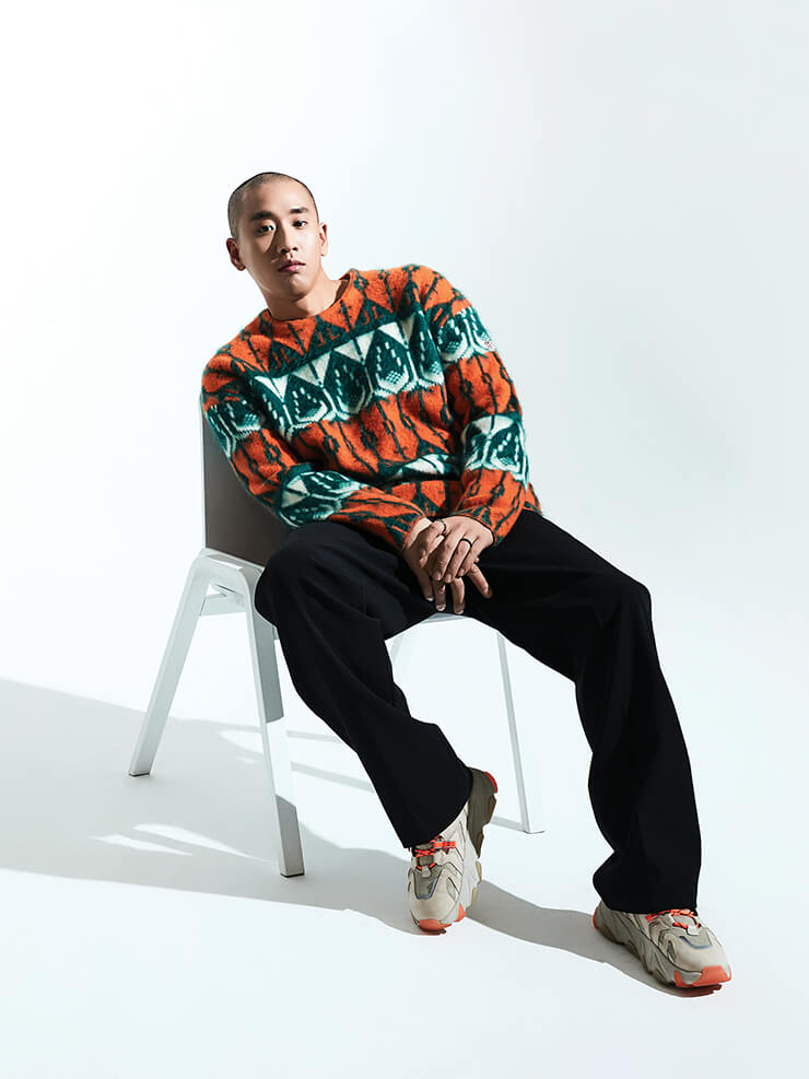 유니크한 패턴의 풀오버는 Moncler. 네온 컬러 스니커즈는 Ash.