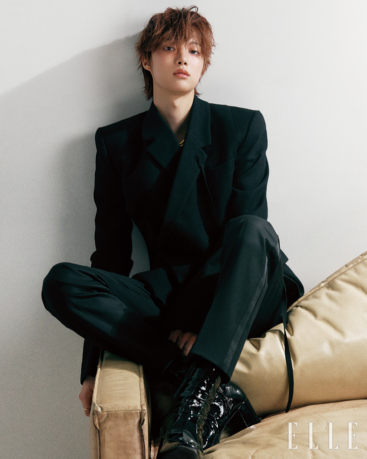 재킷은 Ann Demeulemeester by Boontheshop. 팬츠는 Songzio. 네크리스는 Portrait Report. 부츠와 링은 모두 스타일리스트 소장품.