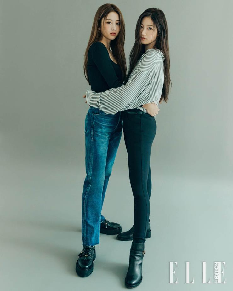 윤진이 입은 니트톱, 워싱이 들어간 데님팬츠, 신은 태슬로퍼는 모두 Celine. 카즈하가 입은 스트라이프 셔츠, 블랙 팬츠, 신은 콩데 조퍼 부츠는 모두 Celine.