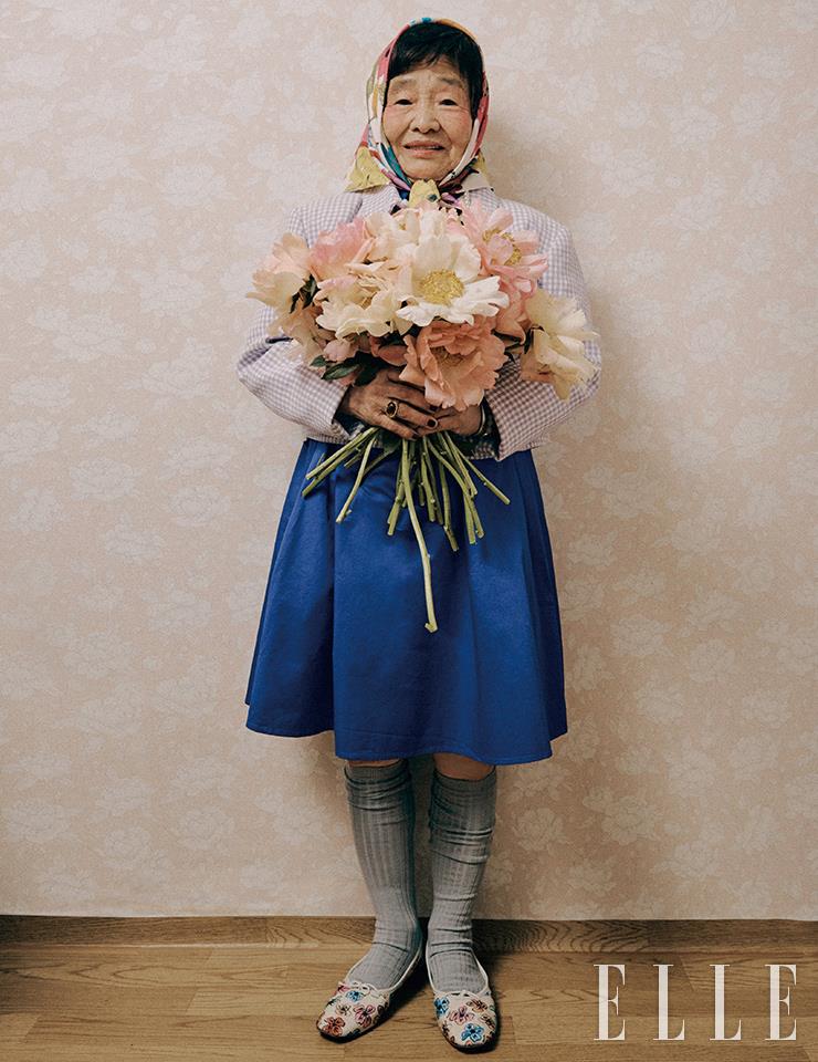 김정자 할머니가 머리에 두른 스카프와 재킷, 반지는 모두 Zara. 파란색 원피스는 COS. 양말과 브로치는 모두 스타일리스트 소장품. 플랫 슈즈는 Repetto.