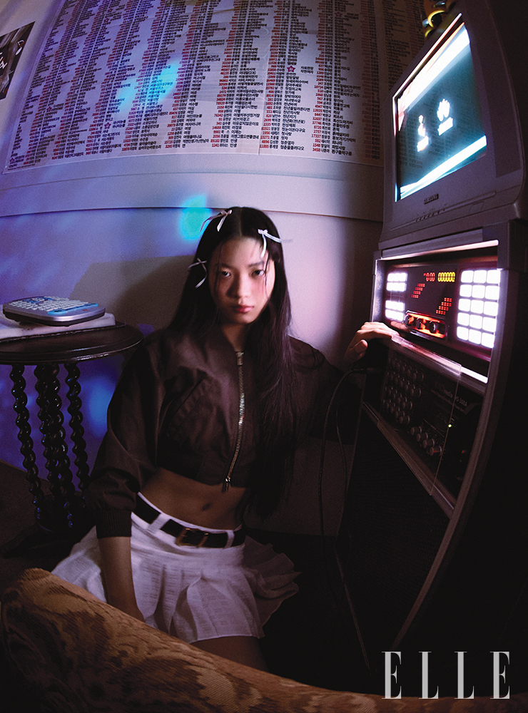 브라운 코튼 블루종은 3백30만원, 미니스커트는 2백10만원, 벨트는 가격 미정, 모두 Miu Miu.