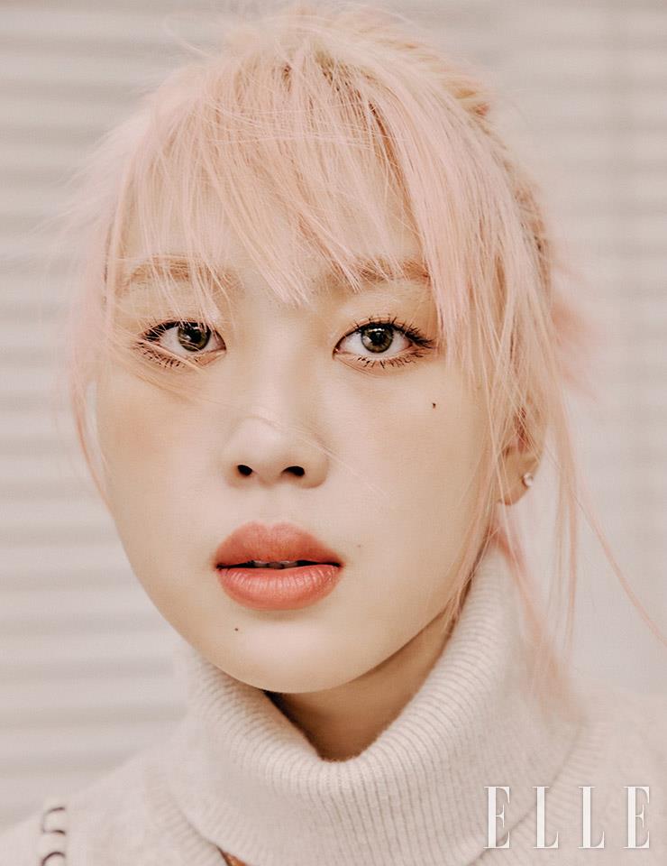 오트밀 컬러 스웨터는 Coach.