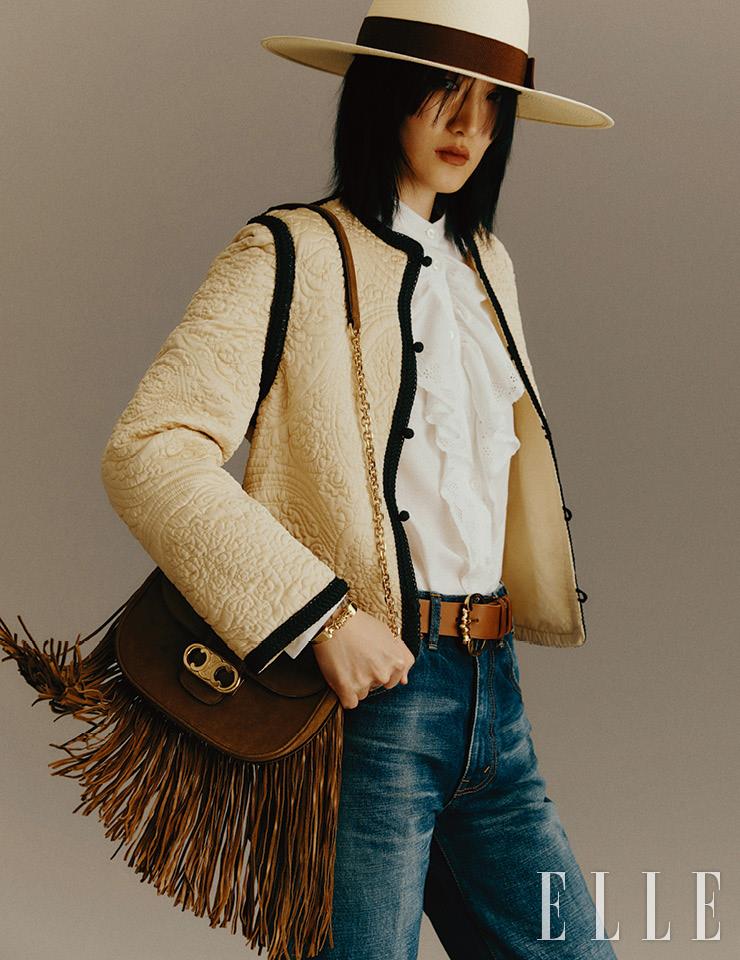 스트로 햇은 1백37만원, 민속적인 패턴을 정교하게 수놓은 재킷과 러플 장식의 블라우스, 데님 팬츠, 골드 버클 벨트, 태슬 디테일의 스웨이드 백, 손목의 골드 커프는 가격 미정, 모두 Celine by Hedi Slimane. 