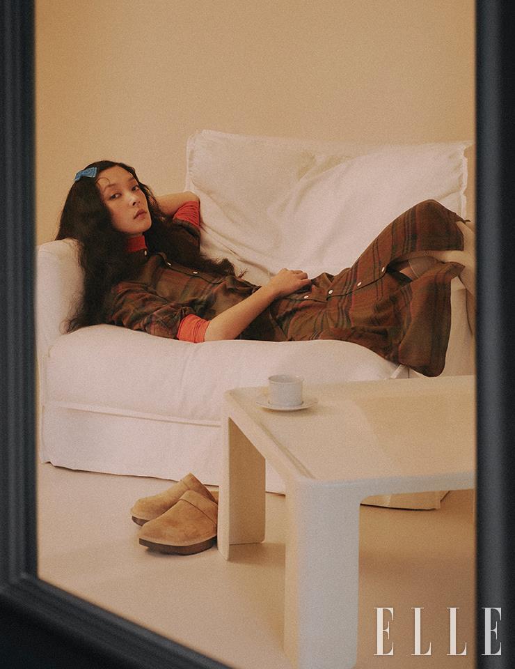 체크 패턴의 셔츠 드레스와 레드 니트 풀오버, 스웨이드 크로그는 모두 Polo Ralph Lauren.