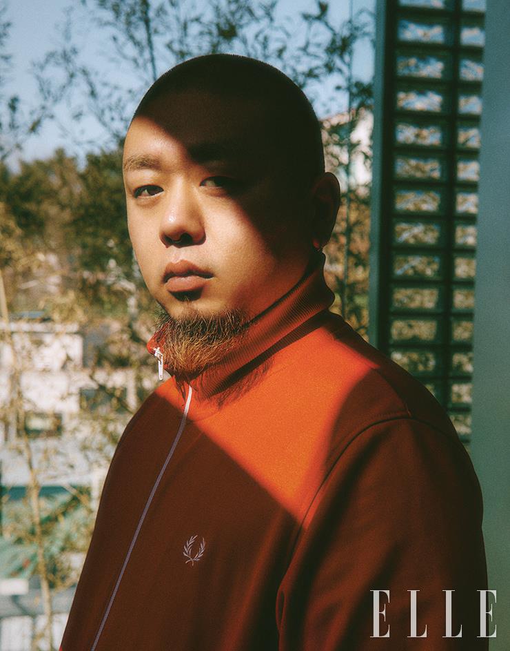 커뮤니티 플랫폼이자 스토어로서 경리단길의 활기를 되찾는 데 일조하는 노우웨이브 서울 옥상에서. 낮부터 새벽까지 그 어느 지역보다 활발한 문화 교류가 이뤄지는 이태원이 다시 활기를 되찾길 바란다.  