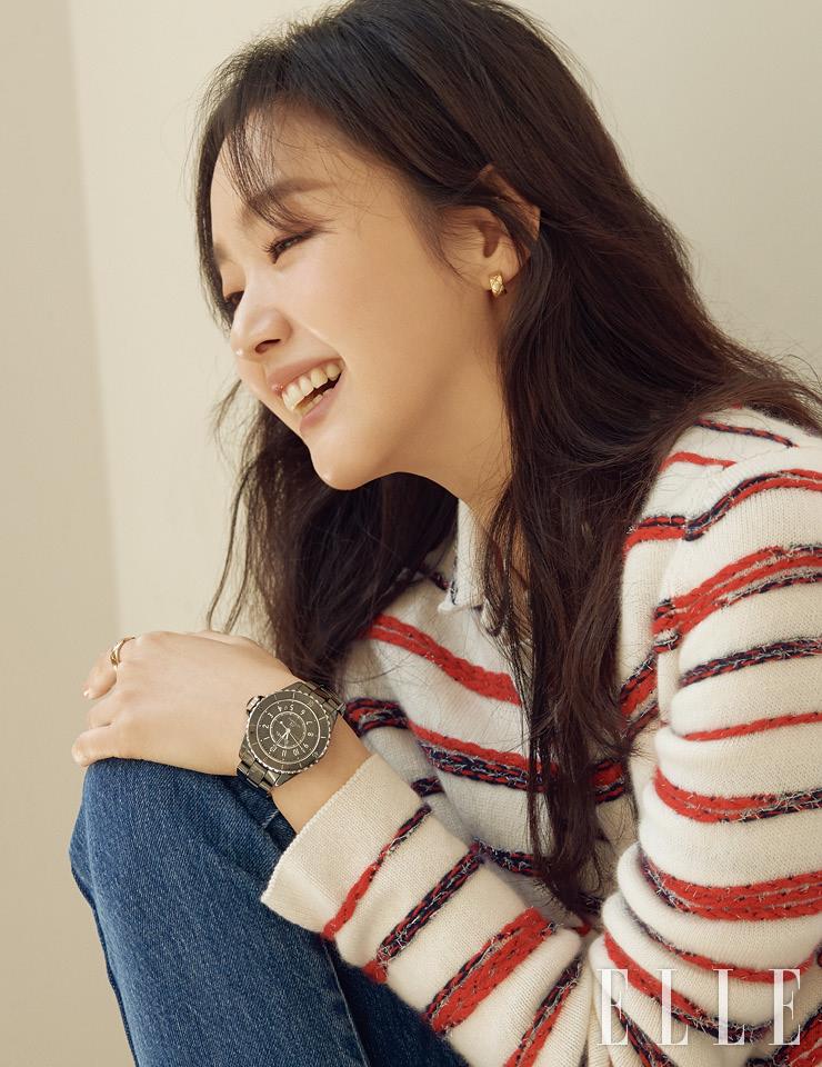 오토매틱 무브먼트의 블랙 래커 다이얼 J12 워치, 퀼팅 모티프의 옐로골드 코코 크러쉬 스몰 링과 코코 크러쉬 이어링은 모두 Chanel Watches & Fine Jewelry.