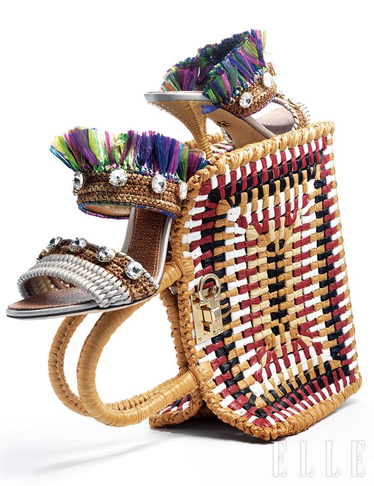 스트로 소재의 주얼 장식 뮬은 가격 미정, Dolce & Gabbana. 수공예 디테일과 기하학적 패턴이 돋보이는 스튜디오 백은 2백75만원, Salvatore Ferragamo.