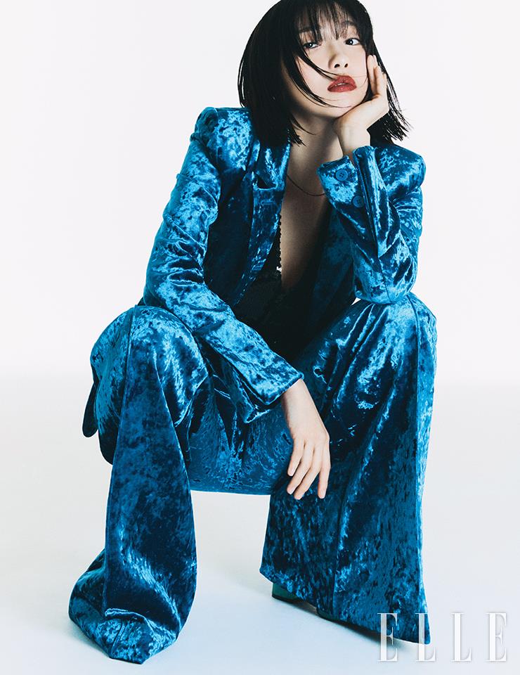 블루 수트는 H&M Studio. 블랙 스팽글 베스트는 Saint Laurent by Yoox. 그린 가보시 힐은 Gianvito Rossi. 네크리스는 Lavishe x Amondz. 이어링은 Pearlsonate x Amondz.