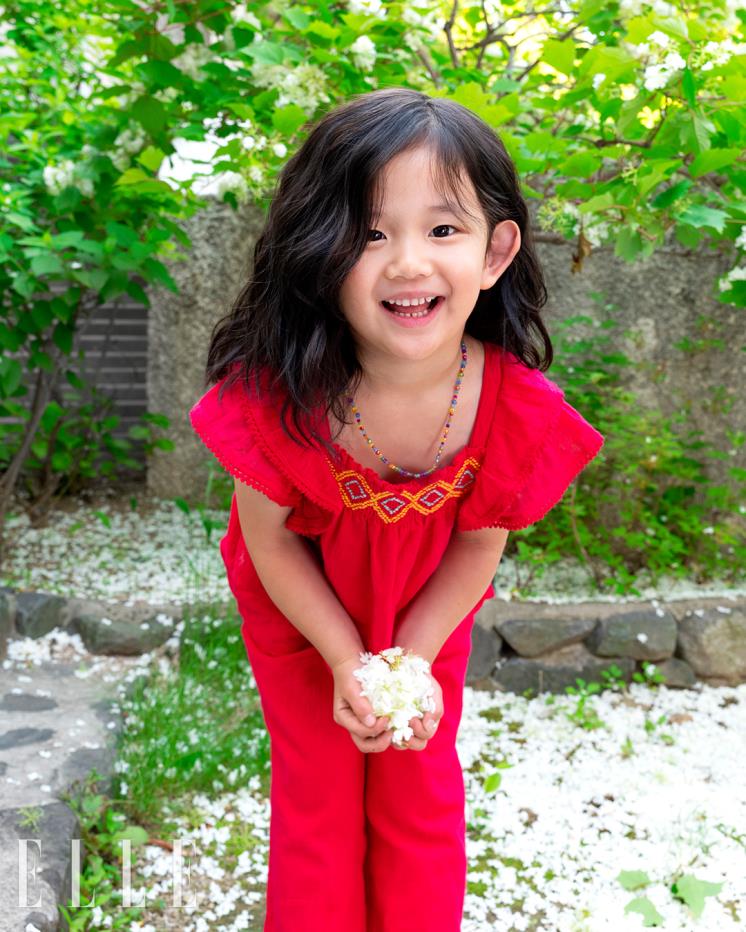 코튼 소재의 크로셰 러플 블라우스 , 크로셰 팬츠는 모두  Polo Ralph Lauren Children.