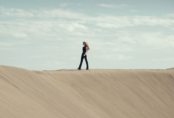 사막 위에서 펼쳐진 생 로랑의 2021 서머 컬렉션.