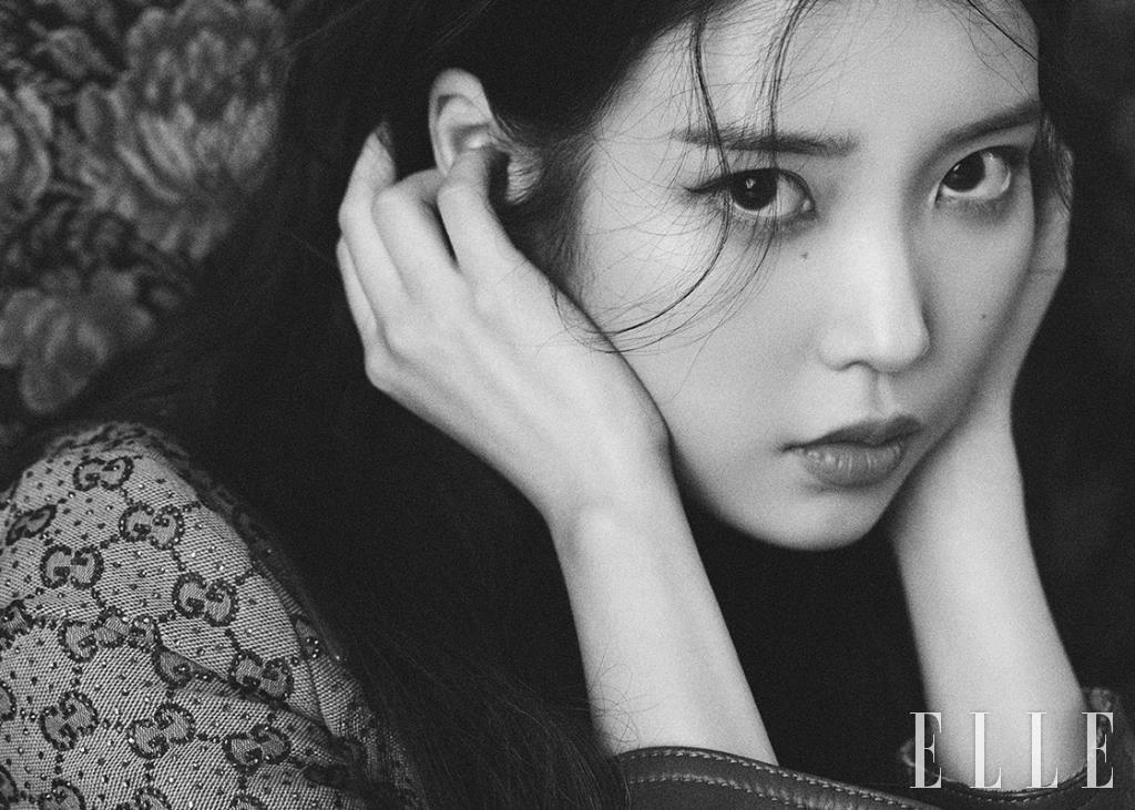 주얼 장식을 더한 모노그램 재킷은 Gucci.