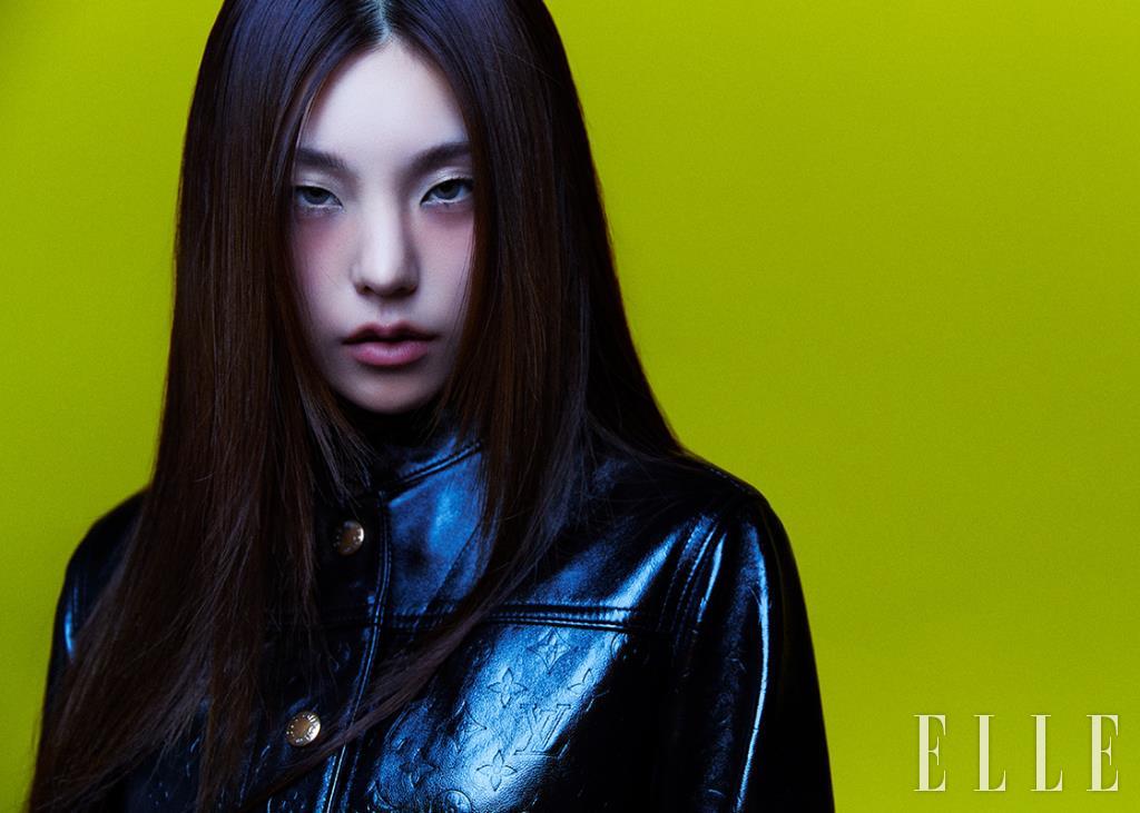 모노그램 엠보싱의 레더 재킷은 Louis Vuitton.