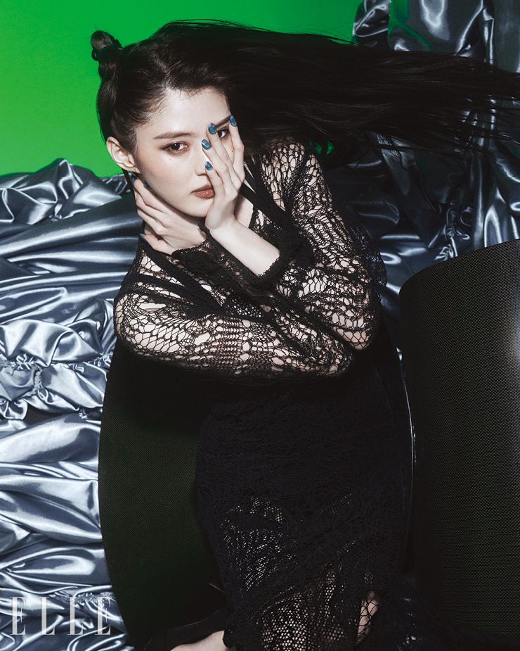 코튼 메시 드레스와 실크 메시 브라톱, 브리프와 ‘어도러블(Adiorable)’ 펌프스는 모두 Dior. 