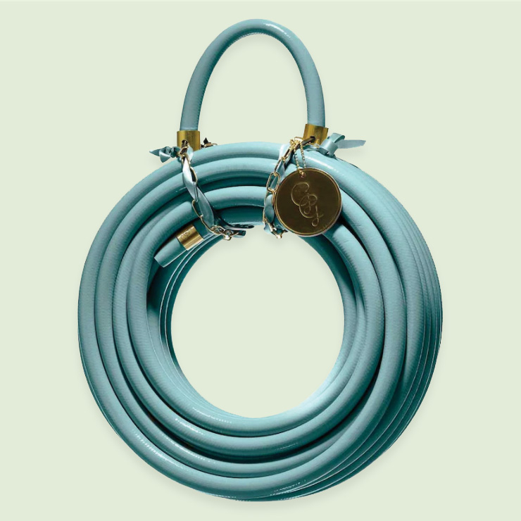 호스 내부를 강화해 유연하지만 꼬이지 않는 컬러 호스. 정원에 색다른 생동감을 준다. 99달러, 가든 글로리.