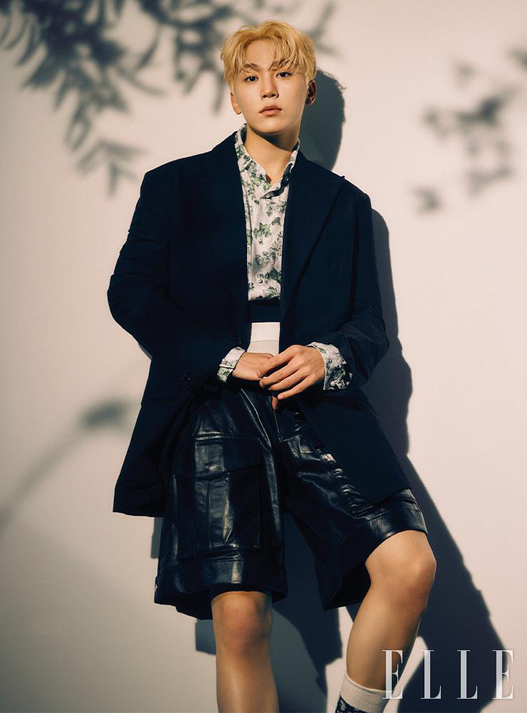 오버사이즈 블레이져, 화이트 셔츠, 커머 밴드, 레더 쇼츠, 삭스와 샌들은 모두 Dior Men.