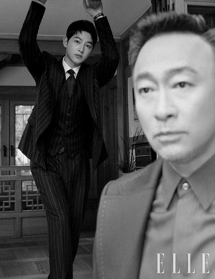 송중기가 입은 스트라이프 울 플란넬 수트와 베스트, 화이트 셔츠, 타이는 모두 Ralph Lauren Purple Label. 워치는 Cartier. 이성민이 입은 스티치 디테일의 코트와 셔츠는 모두 Kimseoryong.
