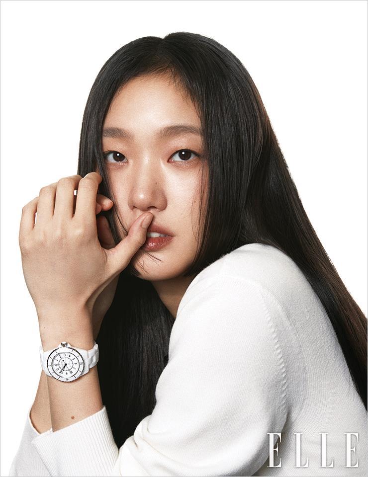 기계식 셀프 와인딩 매뉴팩쳐 칼리버 12.2를 탑재한 화이트 세라믹 J12 워치 칼리버 12.2 33mm는 Chanel Watches. 화이트 니트 카디건은 Chanel.