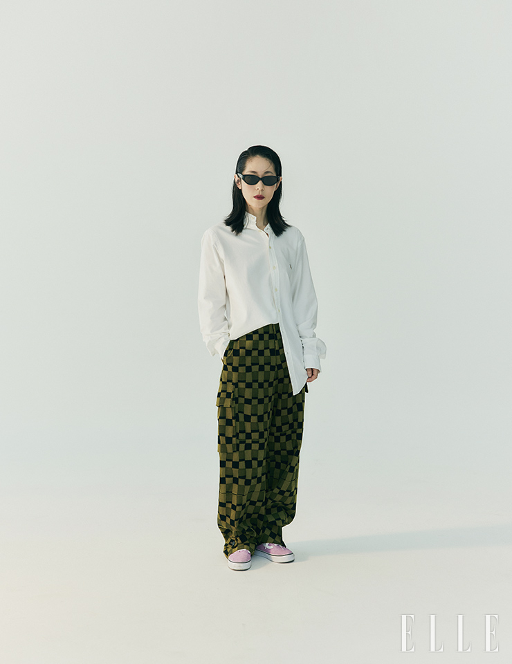 팬츠는 Marni. 슈즈는 Vans. 선글라스는 Gentle Monster. 셔츠는 스타일리스트 소장품.