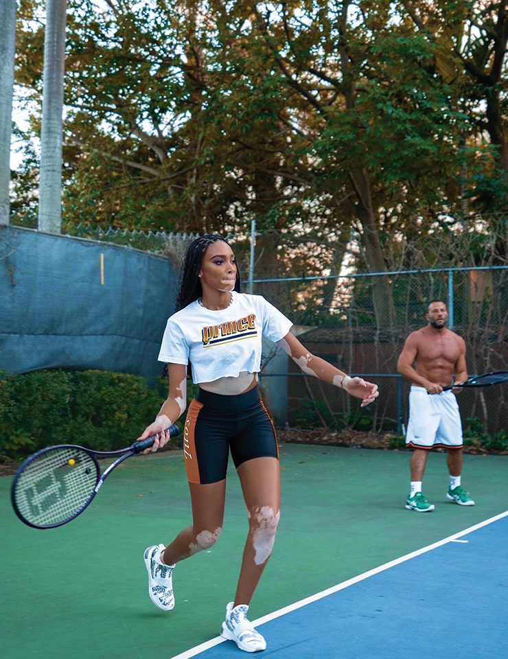 위니 할로는 타이포 프린트의 크롭트 티셔츠와 사이클링 쇼츠를 선택했다.