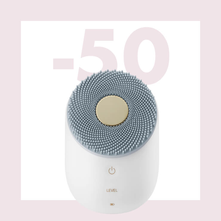 노폐물을 자극 없이 제거해 주는 초음파 클렌저. 피부 타입과 필요한 세정 정도에 따라 3단계로 클렌징 강도를 설정할 수 있고, 시간도 2단계로 조절할 수 있다. 27만9천원, LG Pra.L.