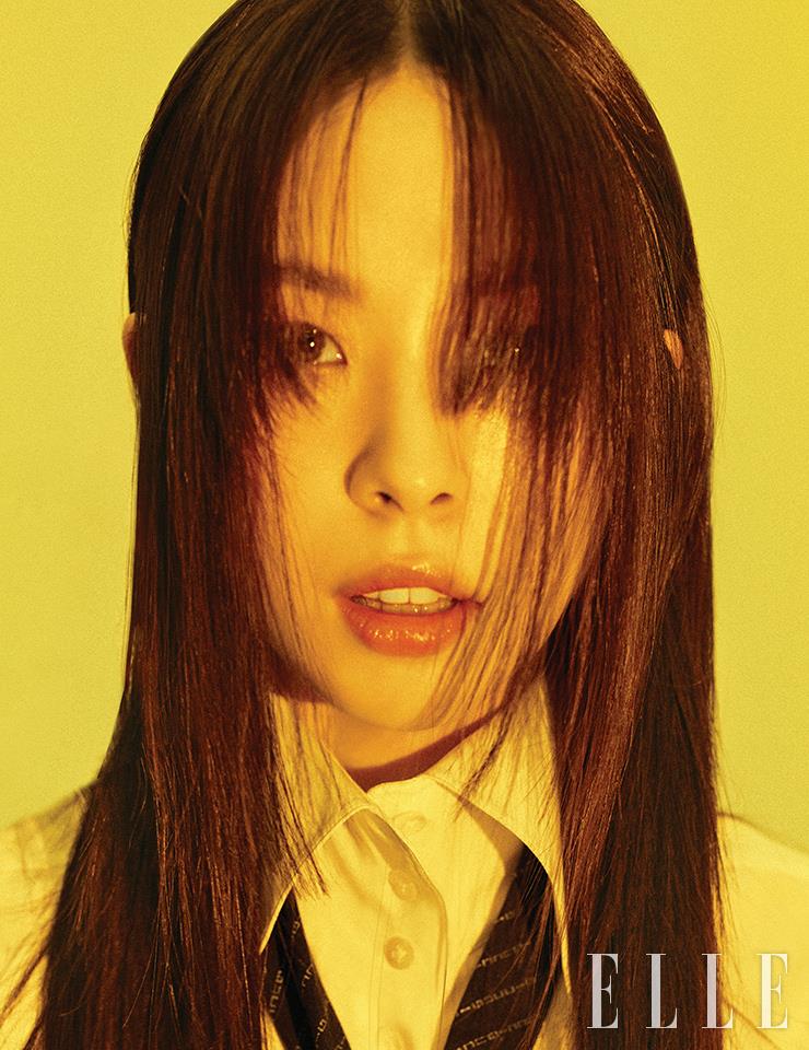 화이트 컬러 셔츠는 Axel Arigato. 타이는 Gucci.