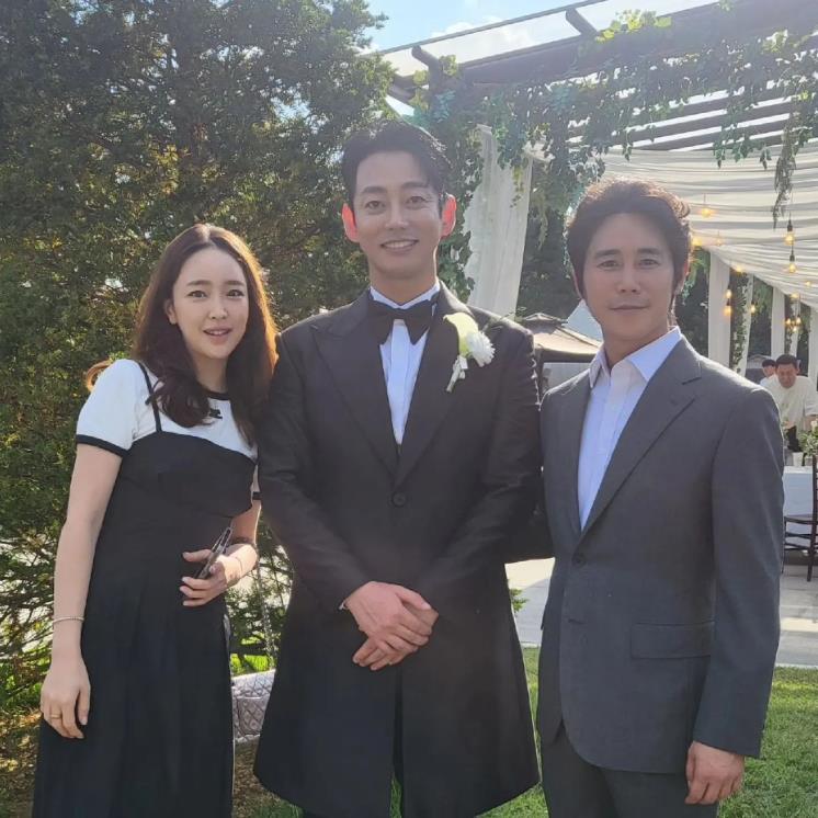 아내와 함께 테이 결혼식에 참석한 정태우