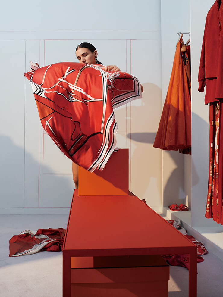 위트 있는 뉘앙스로 에르메스의 레드 의상들을 입었다 벗었다 하는 사이, 자연스럽게 ‘소재’라는 키워드를 풀어냈다. 