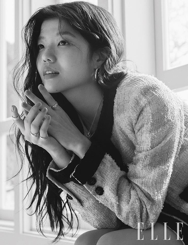 코코 크러쉬 후프 이어링, 다이아몬드 세팅의 코코 크러쉬 네크리스, 왼손 검지와 약지에 낀 다이아몬드 세팅의 코코 크러쉬 스몰 링, 오른손 검지에 낀 코코 크러쉬 스몰 링, 약지에 낀 코코 크러쉬 유앤미 라지 링, 새끼손가락에 낀 코코 크러쉬 미니 링은 모두 Chanel Fine Jewelry.