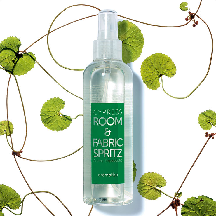 사이프러스, 솔잎에서 추출한 침엽수 향. 생활공간이나 옷, 침구류에 뿌리면 탈취, 살균 효과가 있는 사이프러스 룸 앤 패브릭 스프리츠, 1만2천원, Aromatica.