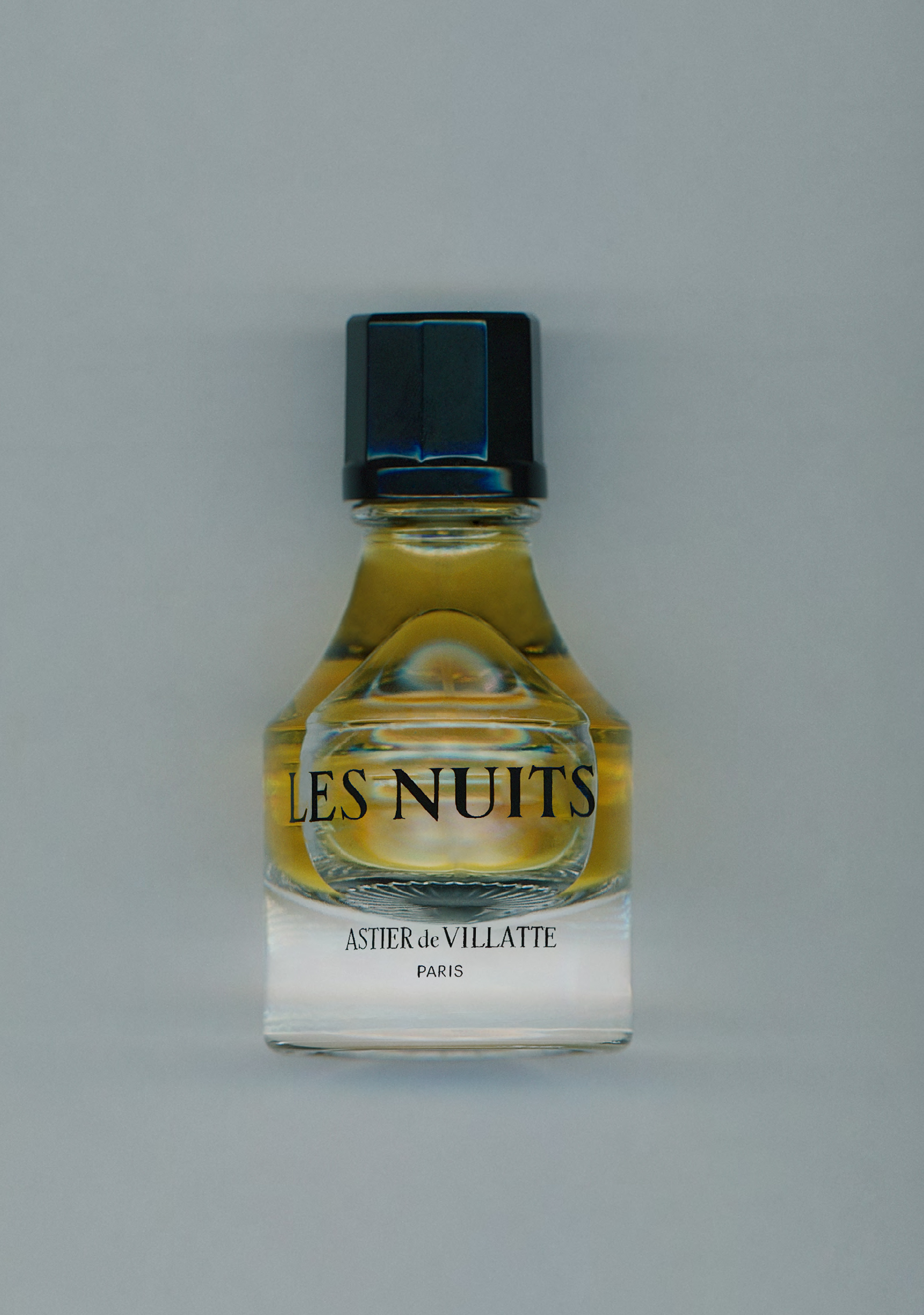 조르주 상드의 향수 '레 뉘(LES NUITS)'. 황홀한 향기의 터키쉬 로즈, 가장 고귀하고 호 화로운 향을 자랑하는 다마스크 로즈, 우드 향의 관능적인 파출리, 강렬하고 세련된 파우더 와 우드 향의 아이리스가 한데 어우러진다. 10ml 125,000, 30ml 280,000, 100ml 480,000