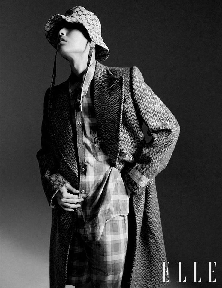 코트와 셔츠, 쇼츠, 햇은 모두 Gucci.