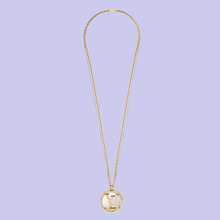 로고 펜던트 네크리스는 가격 미정, Louis Vuitton.