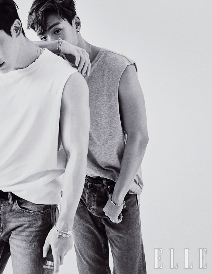 셔누가 입은 그레이 슬리브리스 티셔츠와 데님 팬츠는 모두 COS. 벨트는 Saint Laurent by Mue. 귀고리는 개인 소장품. 왼손에 착용한 팔찌와 반지, 목걸이는 모두 Rocking AG. 오른손에 착용한 팔찌는 Verutum. 