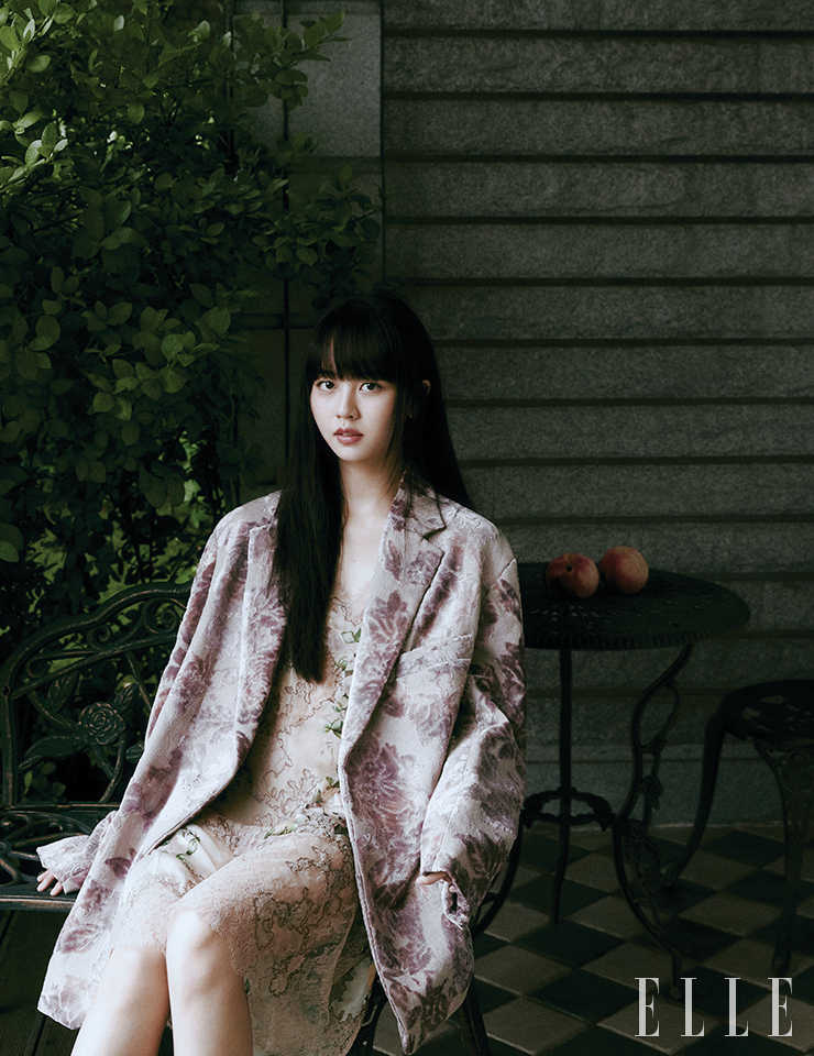 드레스와 재킷은 모두 Dries Van Noten.