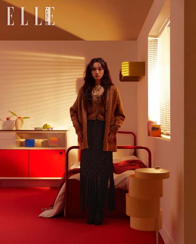 울, 캐시미어, 실크 소재의 니트 카디건과 탑, 엠브로이더드 매쉬 소재의 슬릿 스커트는 모두 Chanel.