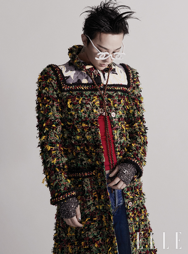 스트링 디테일이 있는 트위드 코트와 레드 톱, 체인 레더 벨트, 로고 글러브는 모두 Chanel.