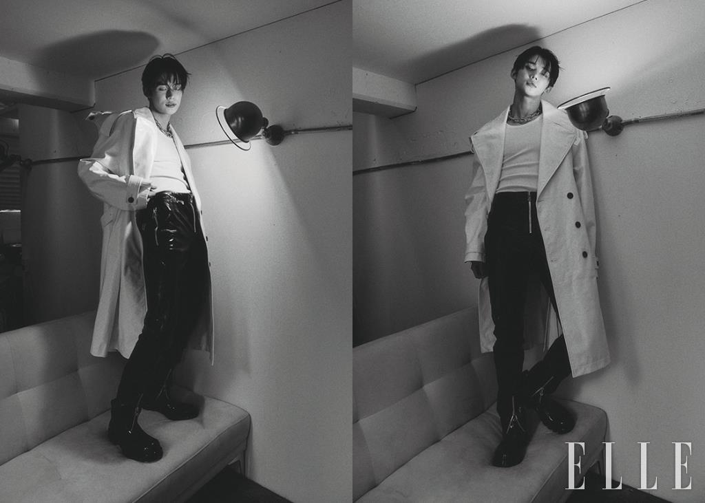 이너 웨어 톱은 Alexander McQueen. 네크리스는 Portrait Report. 코트와 팬츠, 슈즈는 모두 Bottega Veneta.