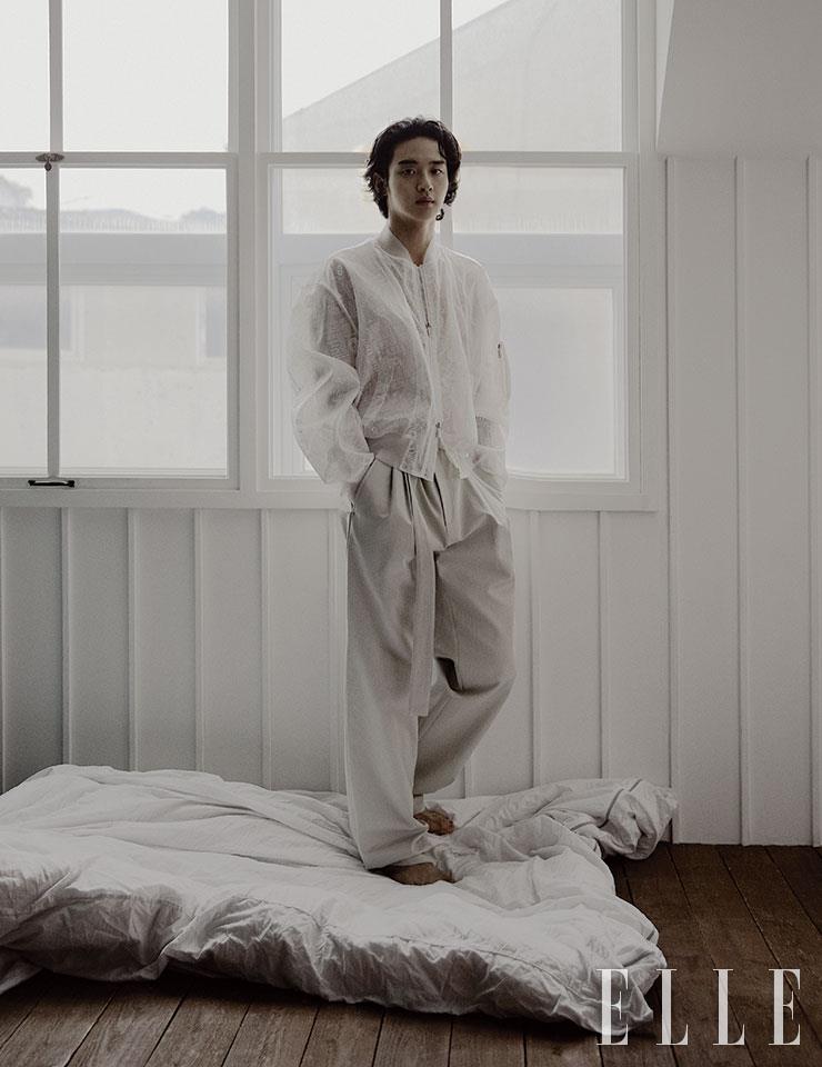 보머 재킷과 와이드 팬츠는 모두 Dior Men.