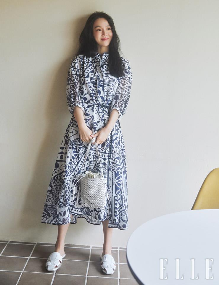 프린팅 드레스, 슬라이드 슈즈, 메쉬 미니백 모두 래트.