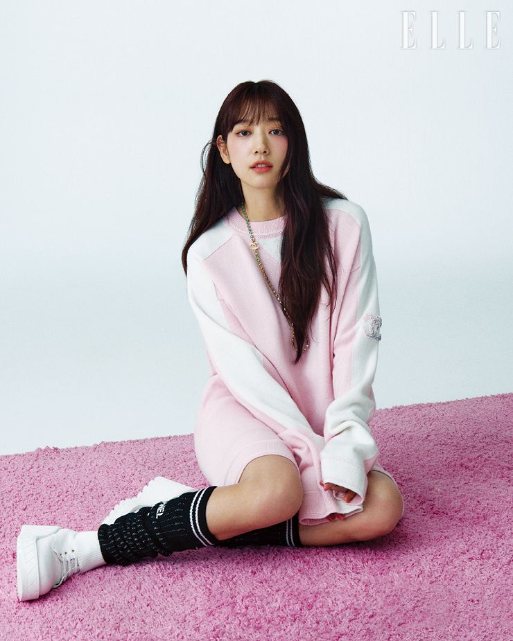 원피스와 워머, 슈즈, 네크리스는 모두 Chanel. 