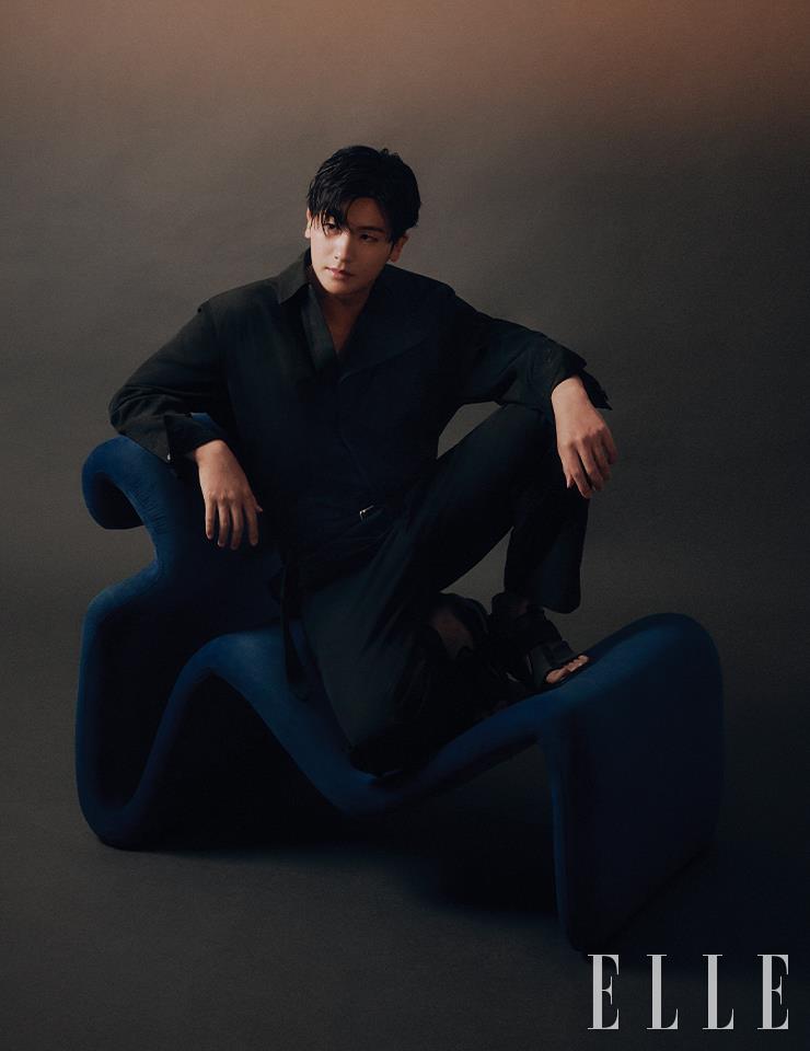 블랙 컬러 점프수트와 샌들은 모두 Hermès.
