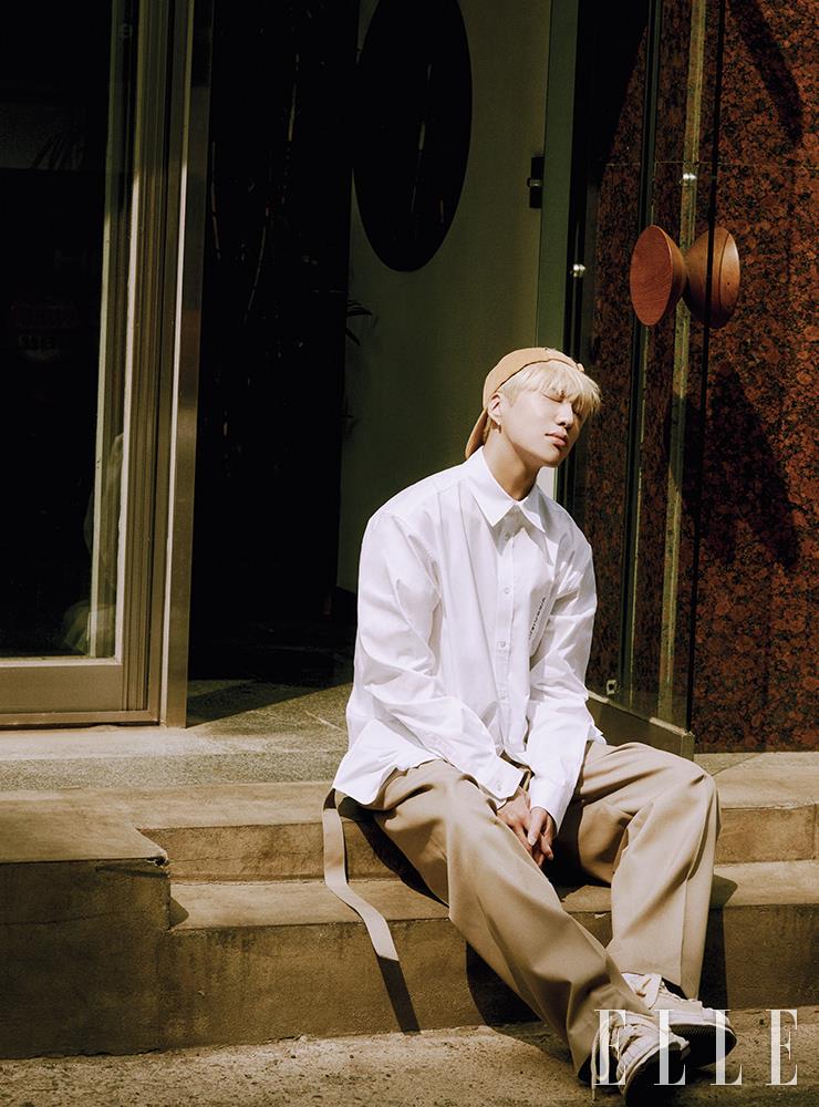 셔츠는 Y Project by G street 494 Homme+. 캡과 팬츠, 슈즈는 스타일리스트 소장품.
