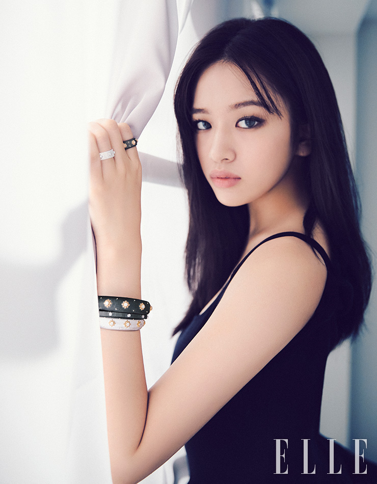 오른손에 착용한 ‘마크리 질리오’ 브레이슬릿은 2천2백만원대, 볼륨감 있는 ‘커프’ 브레이슬릿은 6천2백만원대, 화이트 골드의 ‘마크리 클래시카’ 브레이슬릿은 6백만원대, 왼손에 착용한 나뭇잎 모양 로제트가 장식된 ‘마크리’ 브레이슬릿은 3천7백만원대, 블랙과 화이트 골드에 다이아몬드가 장식된 ‘마크리 클래시카’ 브레이슬릿은 1천4백만원대, 화이트와 옐로 골드의 ‘마크리’ 브레이슬릿은 3천2백만원대, 검지에 착용한 블랙과 옐로 골드에 다이아몬드가 세팅된 ‘마크리 이터넬레’ 링은 9백만원대, 약지에 착용한 ‘마크리 클래시카 이터넬레’ 링은 6백만원대, 모두 Buccellati. 드레스는 Alaïa.