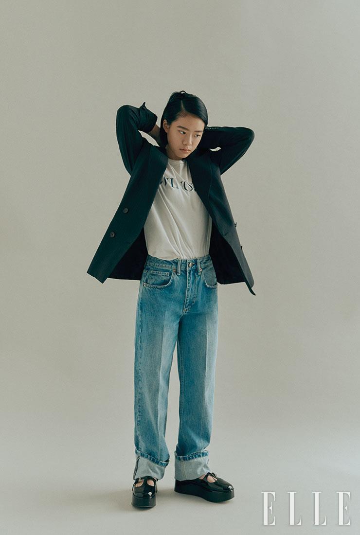 데님 팬츠는 Raey by Matchesfashion.com. 재킷과 티셔츠는 스타일리스트 소장품.